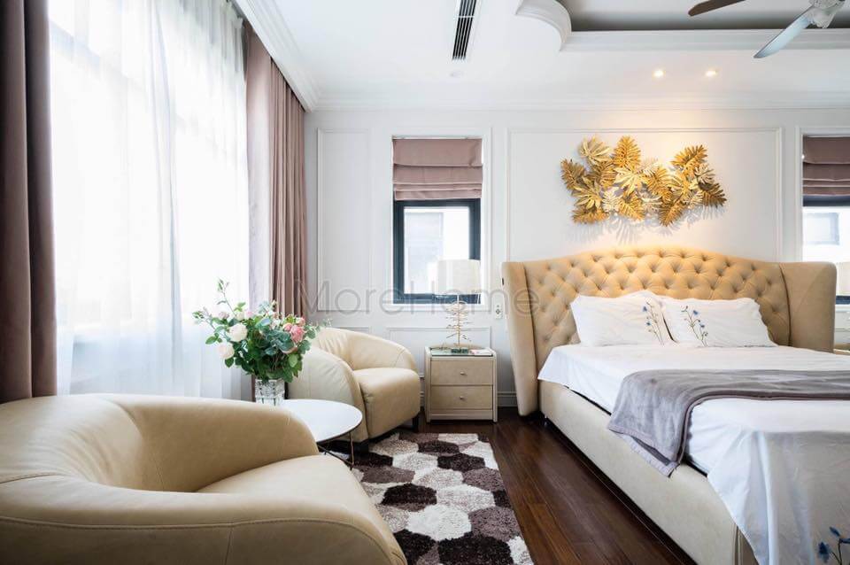Bố trí ghế sofa đơn trong phòng ngủ giúp gia chủ có thể thư giãn uống trà, đọc sách trong phòng master sofa tân cổ điển