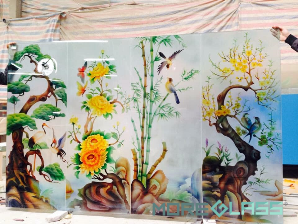 Thi công tranh kính khắc tứ quý tùng-cúc-trúc-mai, thể hiện 4 mùa trong một năm, có ý nghĩa phong thủy tượng trưng cho sự luân chuyển của thời gian, của đất trời, với mong muốn mang lại may mắn, hy vọng về cuộc sống mới luôn suôn sẻ tranh kính
