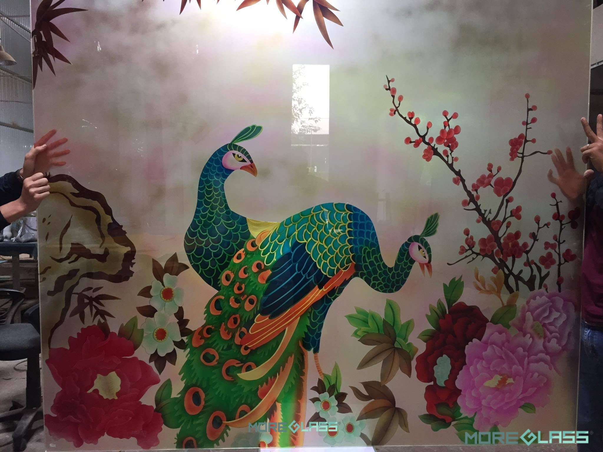 Mẫu tranh kính khắc chim công, là một loài chim mang nhiều ý nghĩa phong thủy trong nền văn hóa Á Đông, là biểu tượng cho vẻ đẹp, quyền lực và phú quý. Sự hiện thân của loài chim này cũng tượng trưng cho sự bình an, may mắn và cát tường cho nhân gian tranh kính