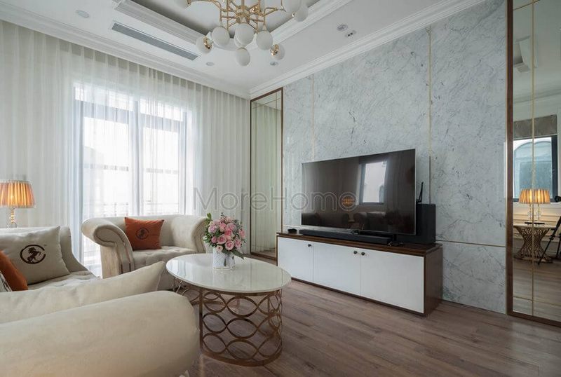 Đá ốp tường phòng khách vân mây nẹp inox mạ vàng sang trọng